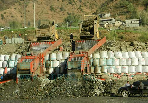 振動(dòng)選金溜槽工作現場(chǎng)