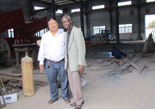 老總與加納客戶(hù)在車(chē)間 