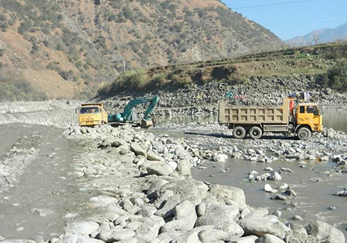 振動(dòng)選金溜槽工作現場(chǎng)2013 